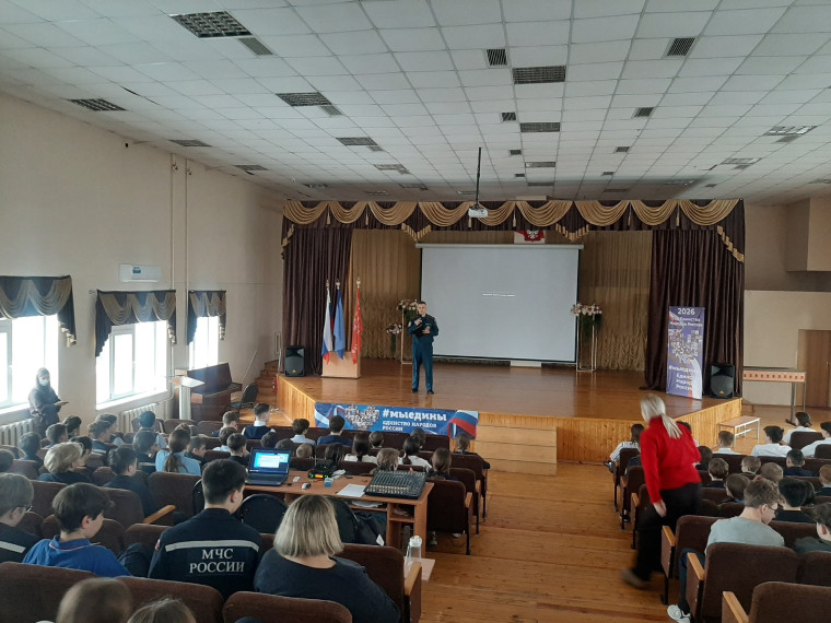 Старший инспектор ОНД и ПР Дмитриев Артем Валентинович рассказал ребятам о правилах поведения при пожаре, при нахождении вблизи водоемов и на льду, правила электробезопасности..