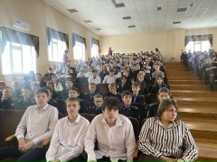 Старший инспектор ОНД и ПР Дмитриев Артем Валентинович рассказал ребятам о правилах поведения при пожаре, при нахождении вблизи водоемов и на льду, правила электробезопасности..