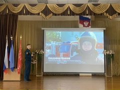 Старший инспектор ОНД и ПР Дмитриев Артем Валентинович рассказал ребятам о правилах поведения при пожаре, при нахождении вблизи водоемов и на льду, правила электробезопасности..