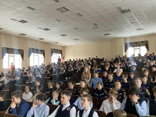 Старший инспектор ОНД и ПР Дмитриев Артем Валентинович рассказал ребятам о правилах поведения при пожаре, при нахождении вблизи водоемов и на льду, правила электробезопасности..